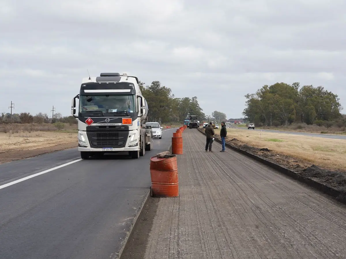 Prevén que las obras del tercer carril de la autopista Rosario-Santa Fe termine en 2026.