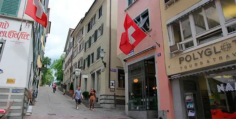 ¿Solo en Suiza? Un anciano pierde 20.000 francos en la calle y alguien se los devuelve