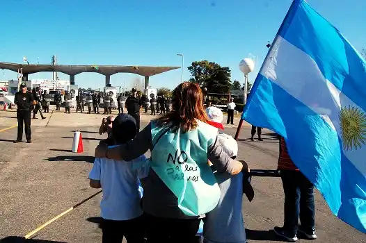 Uruguay frenó la protesta ambiental con un cerco de gendarmes 