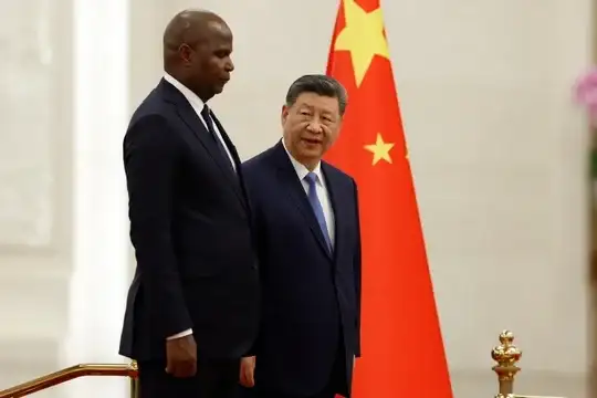 El presidente de China, Xi Jinping (derecha), y el de Mozambique, Daniel Chapo, en Beijing, el pasado 21 de abril.