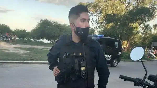 Héroe: un policía santiagueño rescató a dos hermanitos que se estaban ahogando