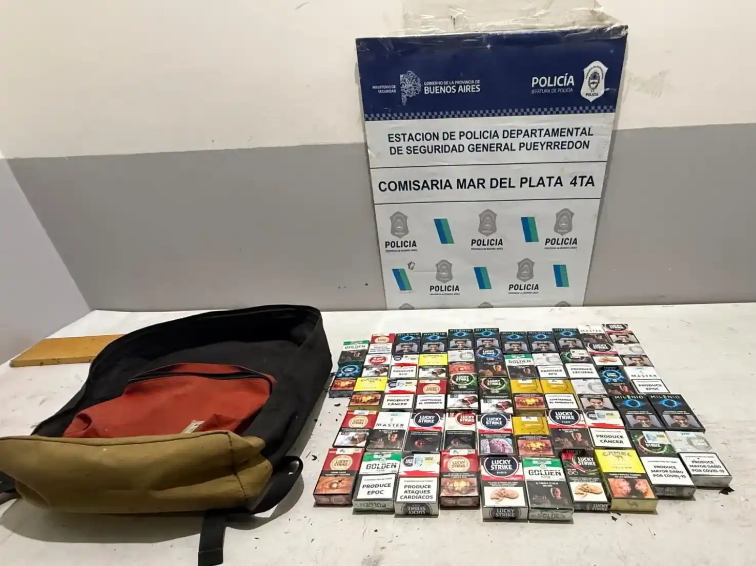 52 paquetes de cigarrillos de distintas marcas, con un valor estimado de 700 mil pesos.