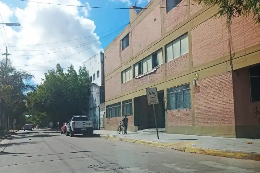 La policía en la escuela Industrial, este jueves.