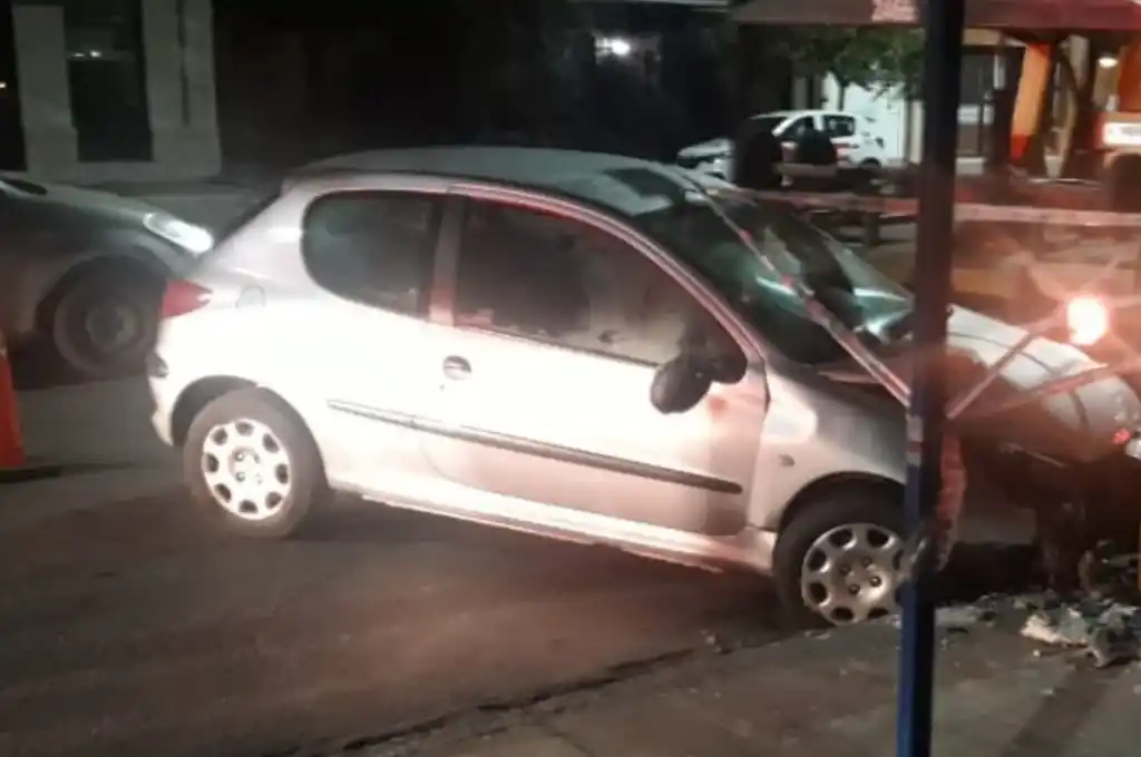 Un auto chocó contra una columna en Aristóbulo y Pedro Ferré