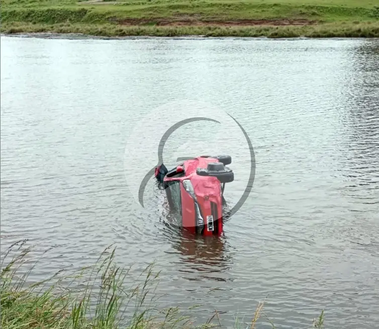 El auto de Vera y Cerfoglio, semihundido en la margen Necochea del río Quequén
