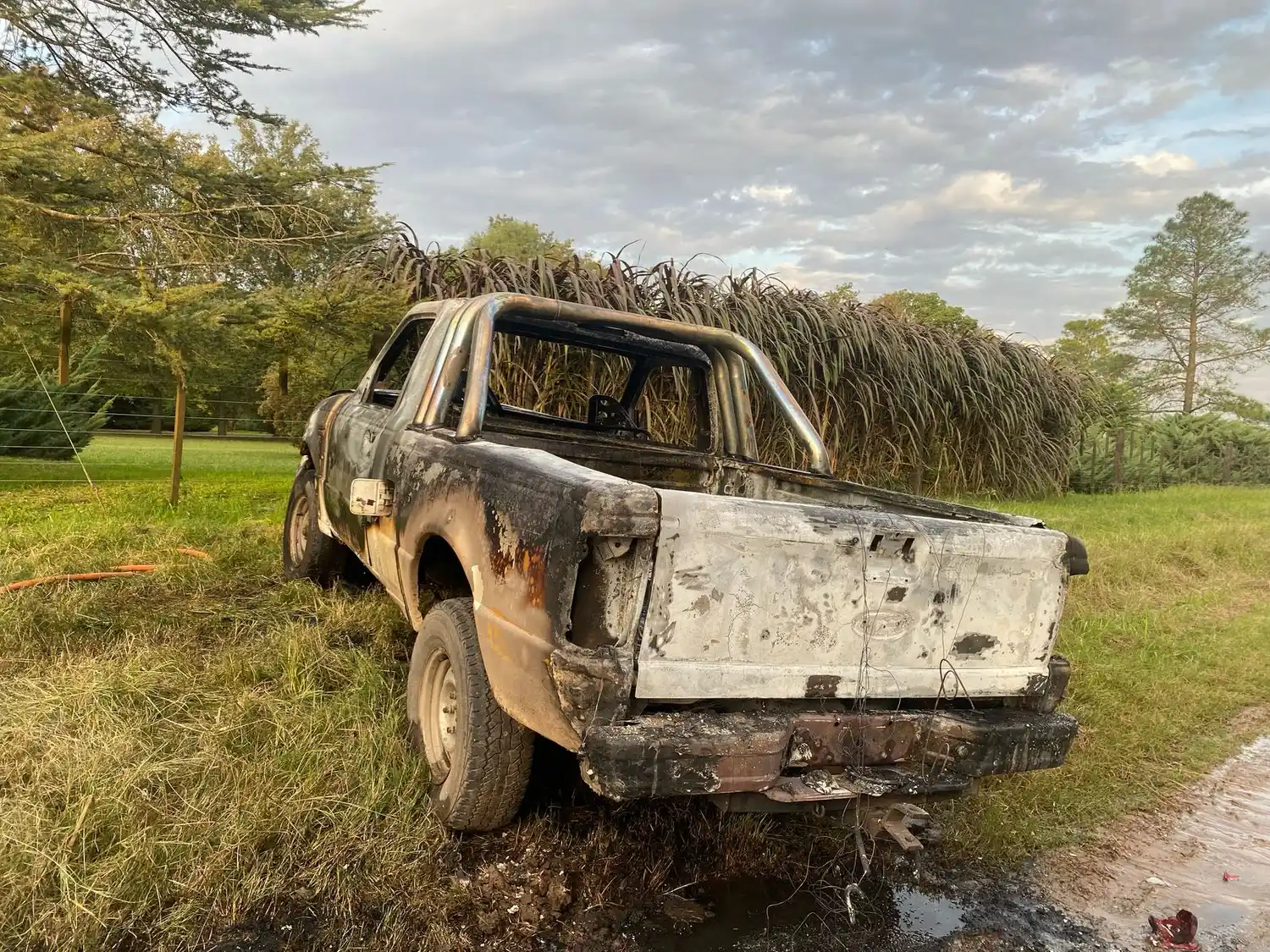 El fuego destrozó la camioneta.