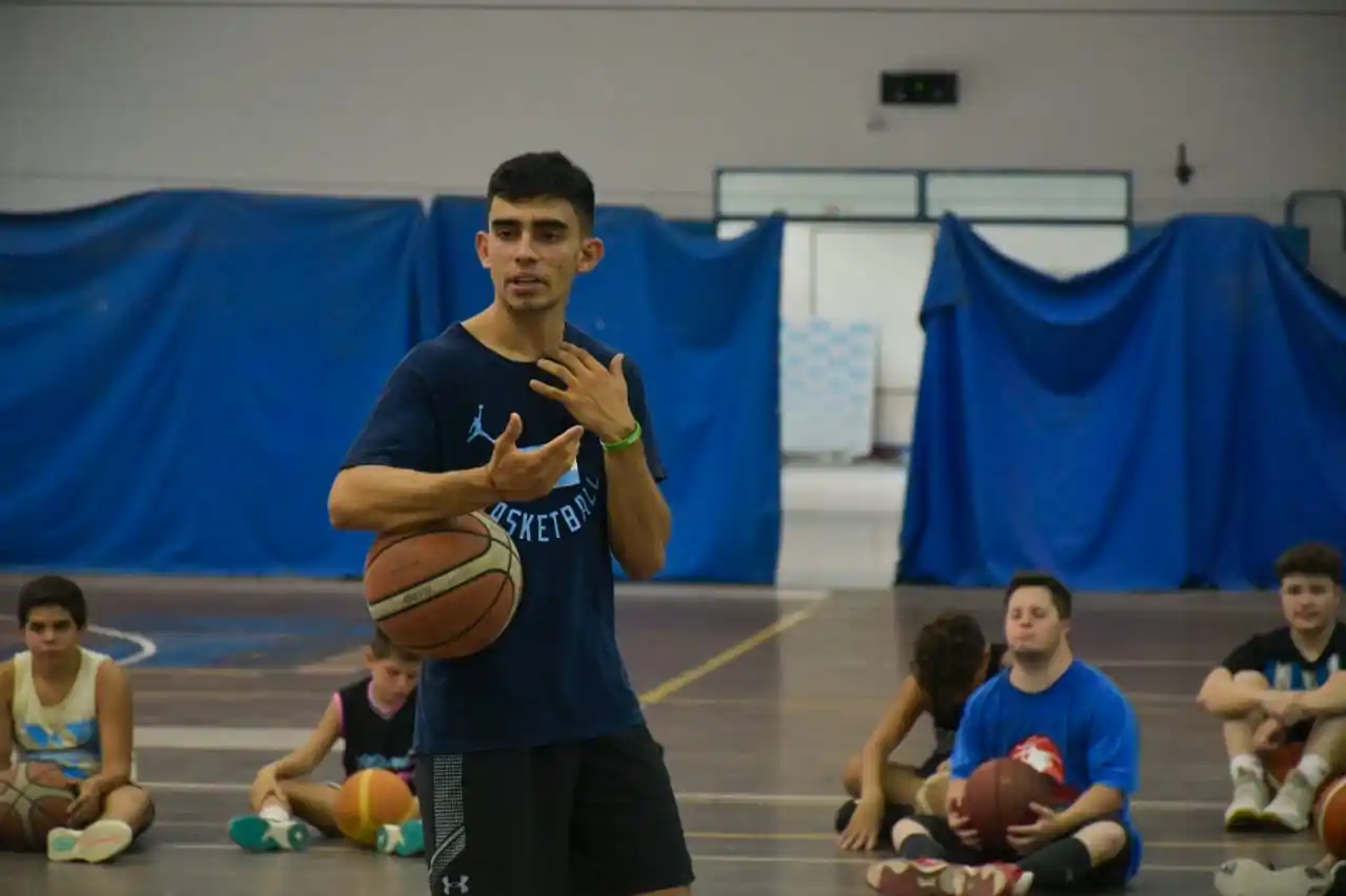Tomás Martínez, reconocido entrenador de fundamentos de básquet, dicta una clínica en el Club Náutico.