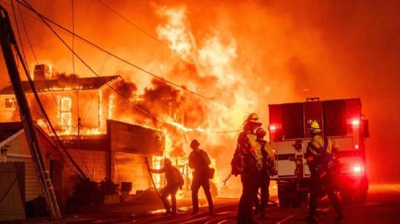 Devastadores incendios de Los Ángeles dejan 10 muertos y 20 detenidos por saqueos