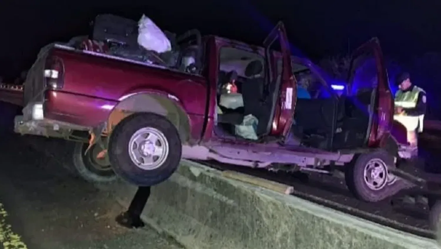 Una camioneta despistó en la Ruta 14 y terminó atravesado en el paredón