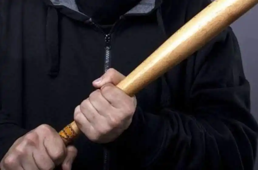 Pesadilla: lo abordaron con un bate de béisbol, lo subieron a un auto y lo llevaron hasta su casa para robarle