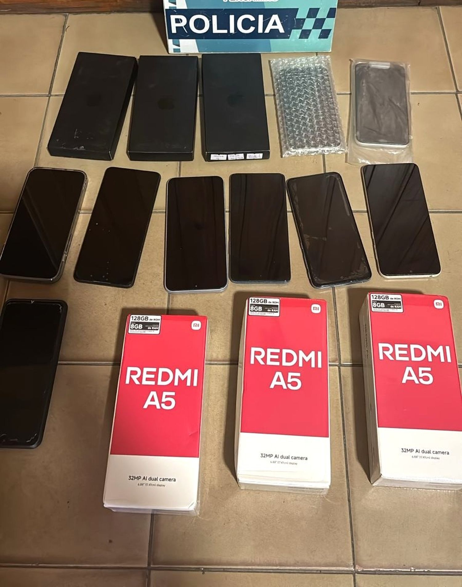 Celulares recuperados tras el operativo policial.