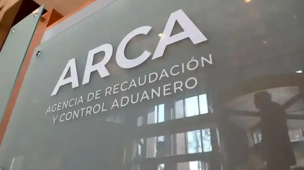 ¿En qué consiste el régimen simplificado de Ganancias por qué genera polémica que Adorni se haya adherido?