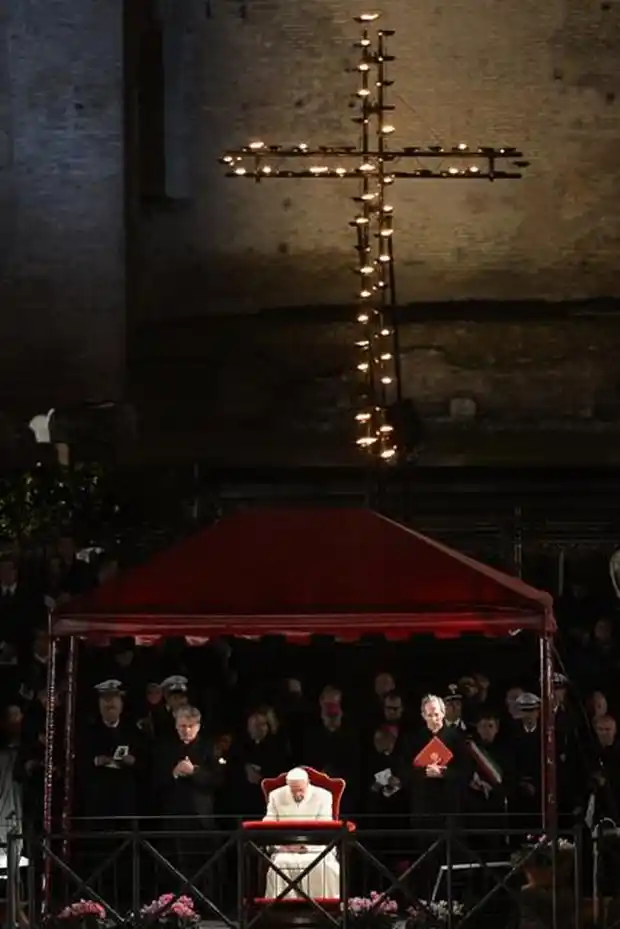 Francisco presidió su primer Vía Crucis