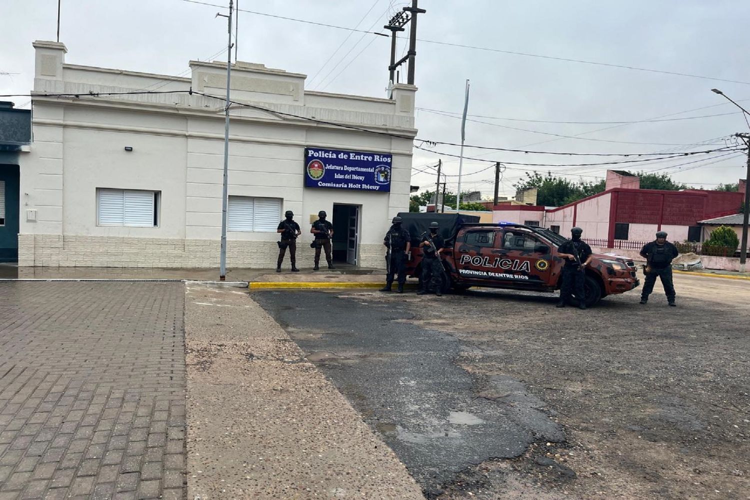 Reforzaron la seguridad de la comisaría donde están detenidos los tripulantes de la avioneta con 359 kilos de cocaína