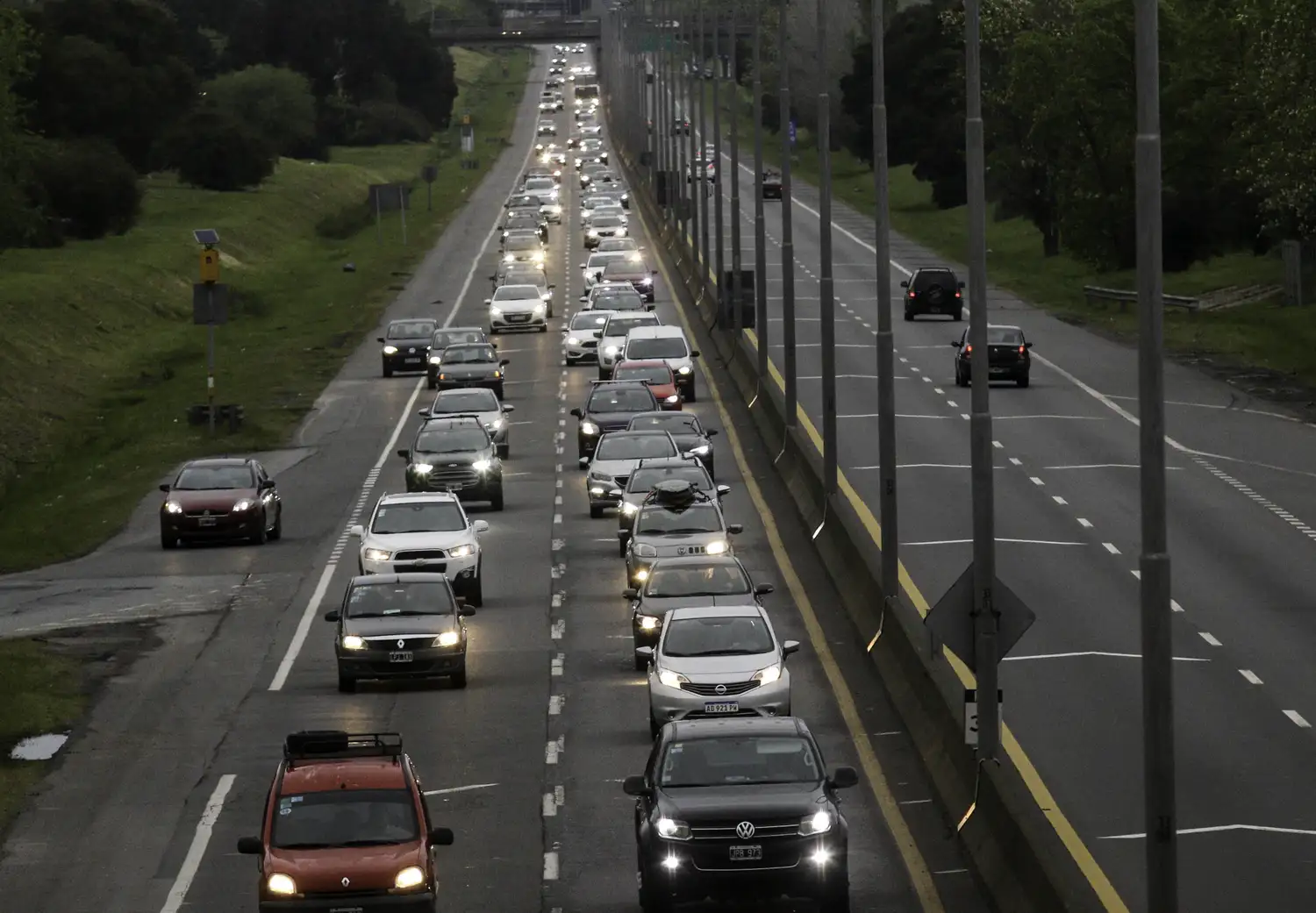 Las principales rutas registraban un intenso tránsito durante el atardecer de ayer.