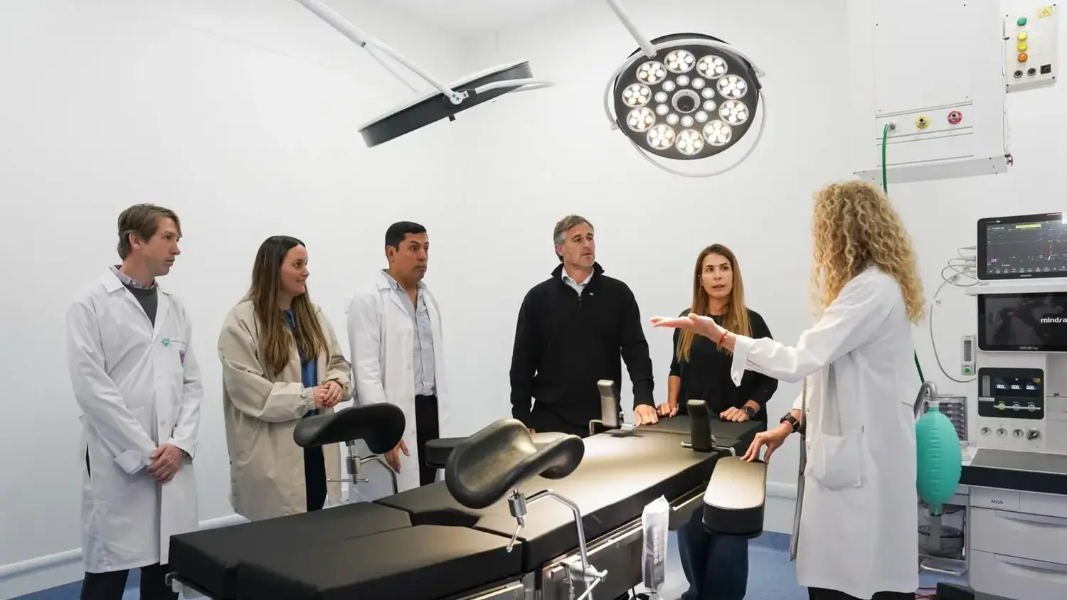 Achával y el equipo médico recorrieron el nuevo quirófano.