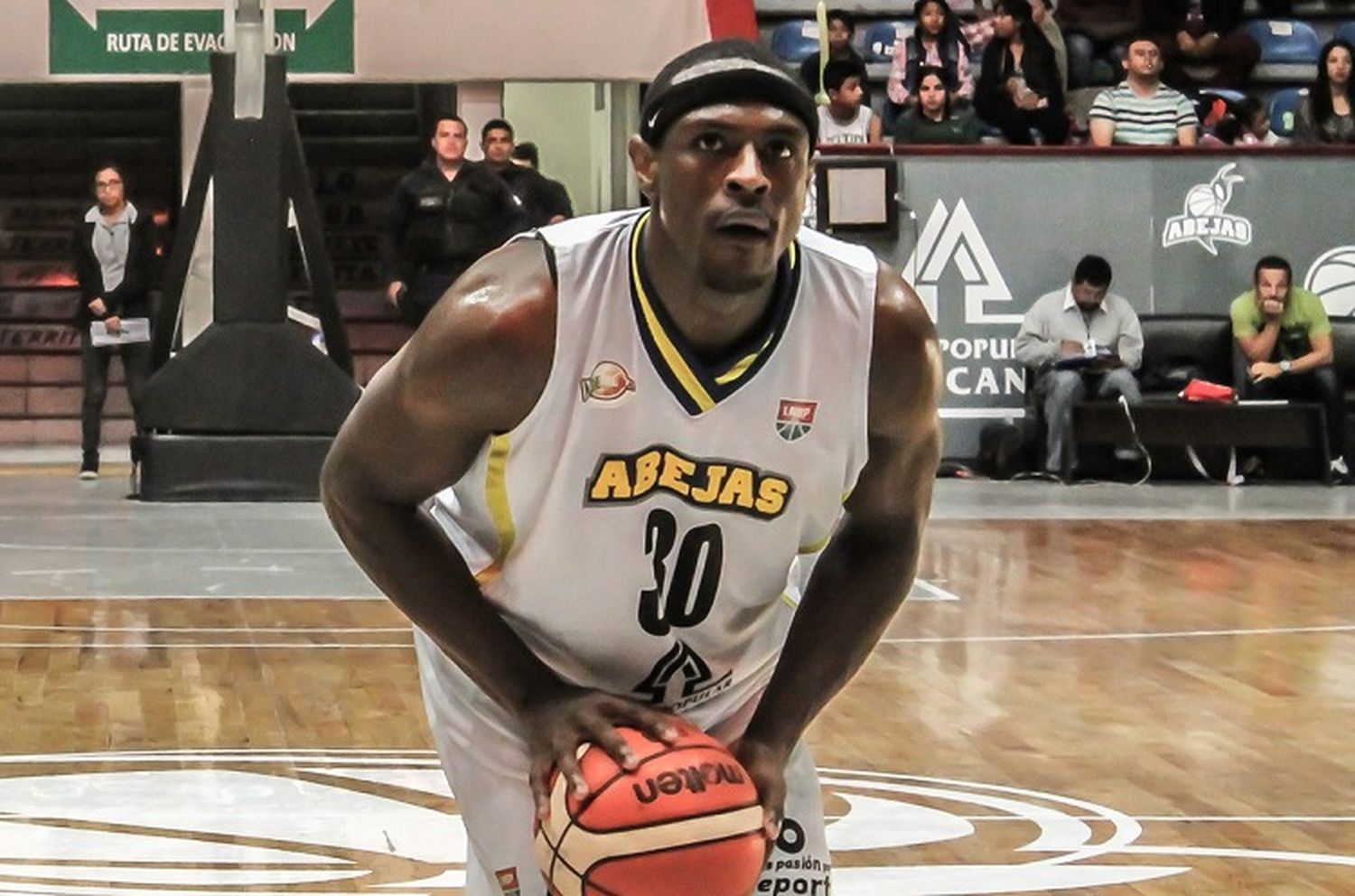 Peñarol cortó a Booker y contrató a Steffphon Pettigrew