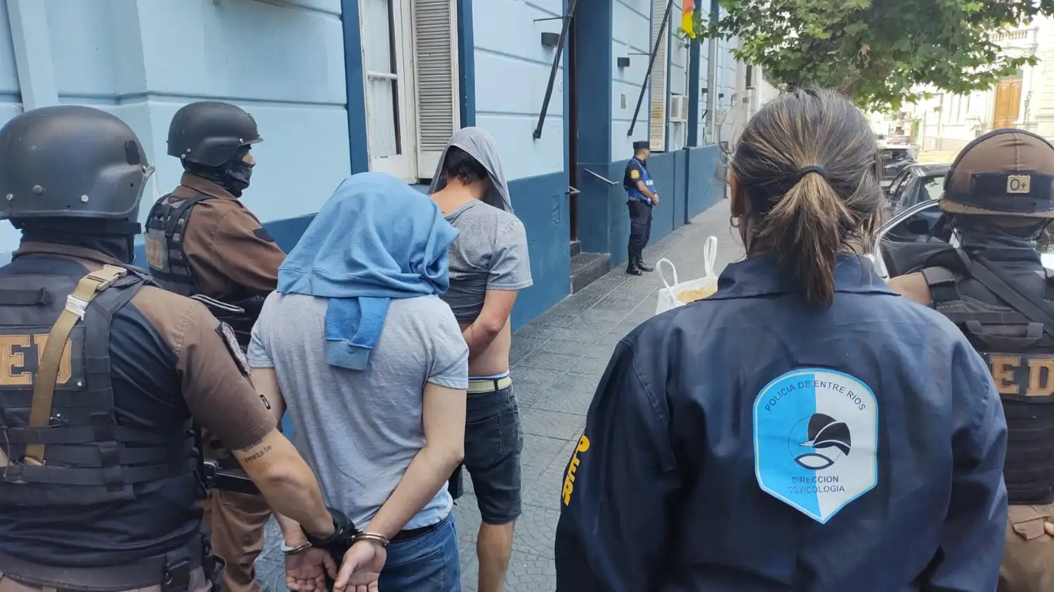 Allanamientos por narcomenudeo: detuvieron a dos personas y secuestraron una gran cantidad de droga y dinero