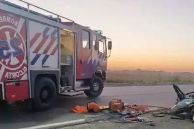 Accidente fatal en Alcorta: cinco personas murieron tras el choque frontal de dos autos