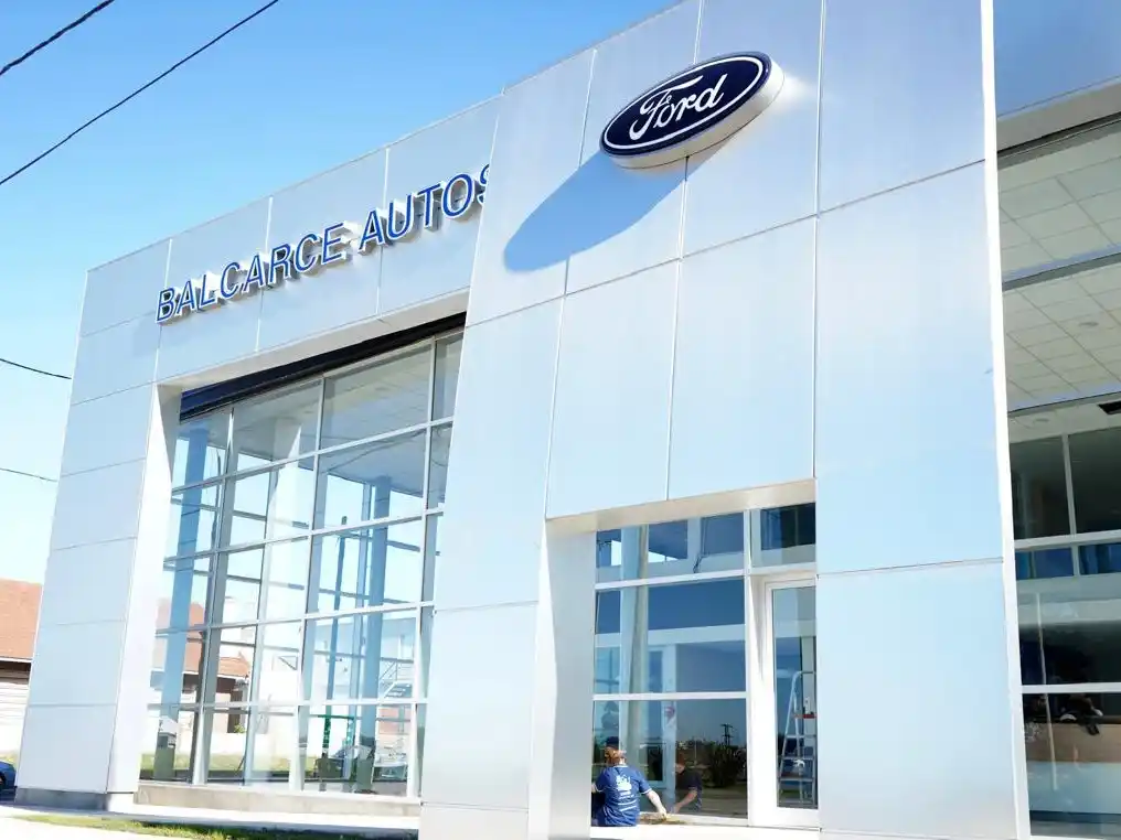 Ubicado en la estratégica esquina de avenidas 55 y 28