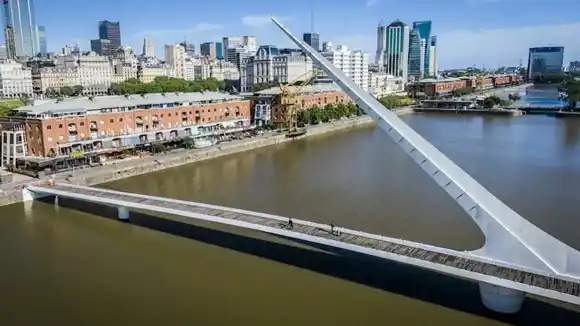 Un hombre permanece desaparecido luego de tirarse desde el puente de la Mujer en Puerto Madero