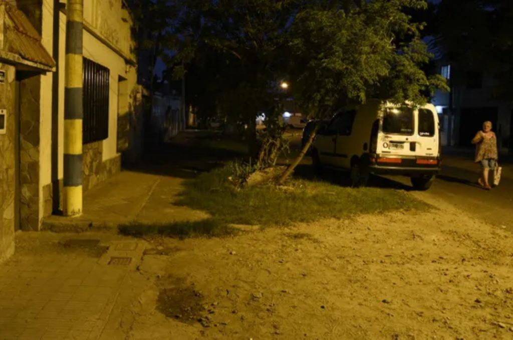 Rosario: estaba sentado en la vereda, pasaron en moto y lo asesinaron a tiros