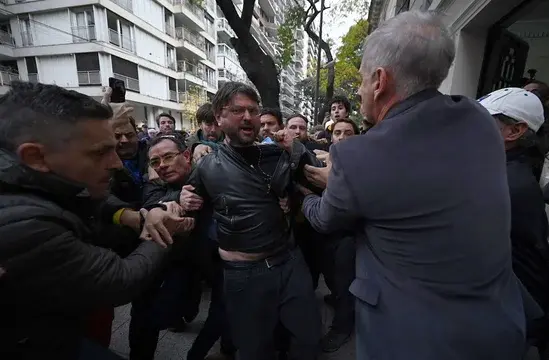 El momento en el que Juan Grabois es detenido