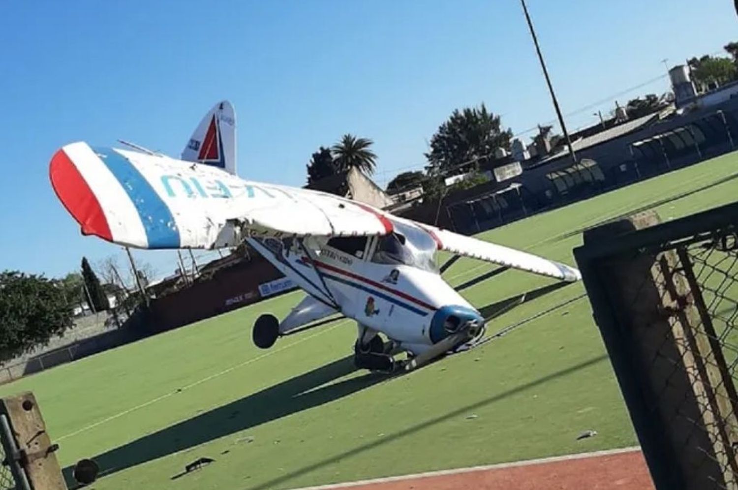 Se estrelló una avioneta publicitaria en Burzaco