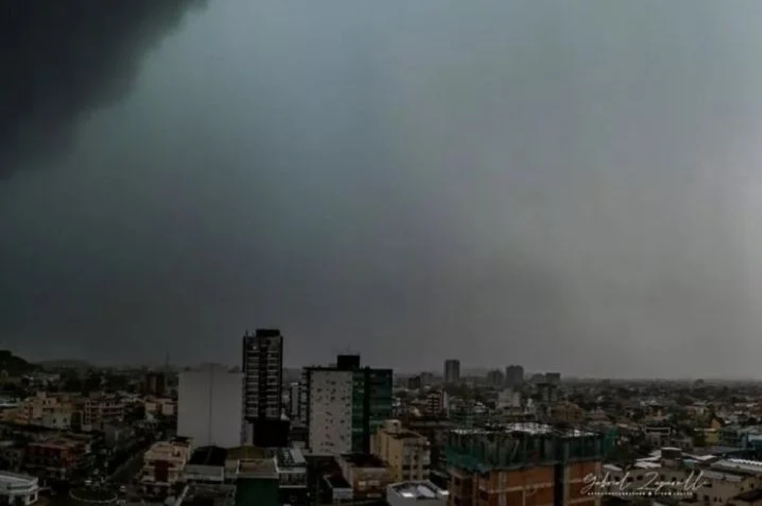 Las nubes sobre la ciudad del sur de Brasil