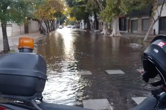 Importante inundación en una manzana de zona sur por una fuga de agua