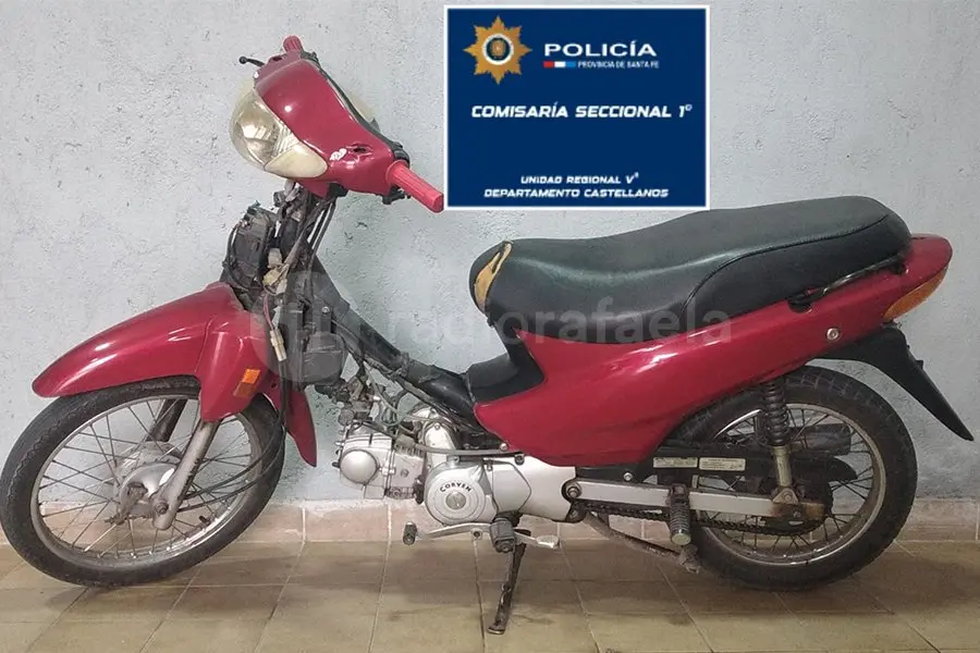 Se encontró en la calle con una moto abandonada con los cables cortados