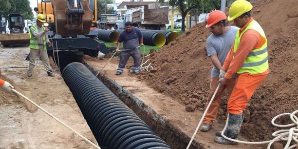 Desvíos en el tránsito y cambios del transporte público por renovación del colector cloacal en calle Tucumán