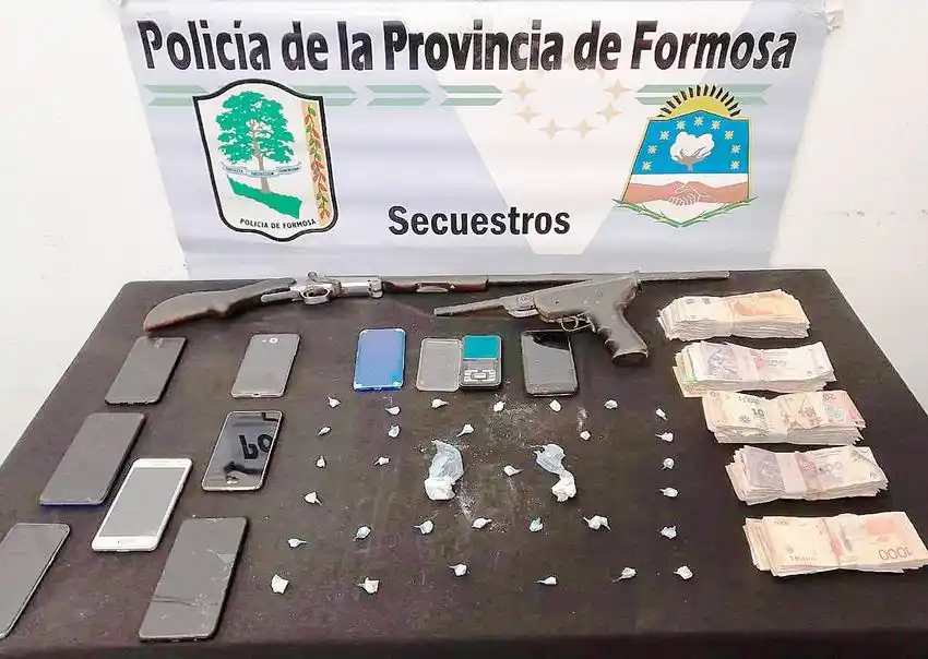 Secuestran 41 envoltorios de cocaína, arma de fuego y dinero