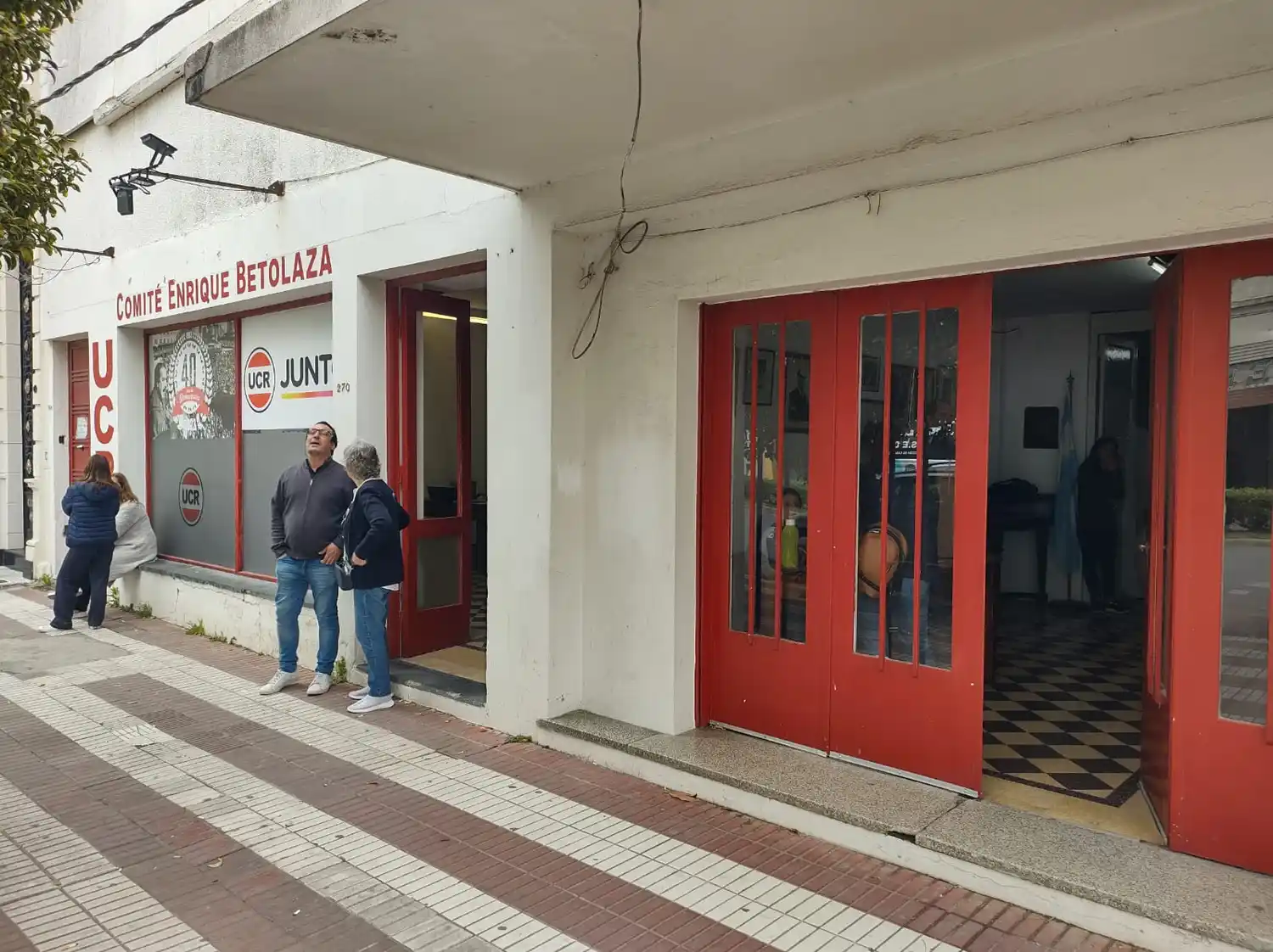 Con expectativas, los afiliados votan en la UCR