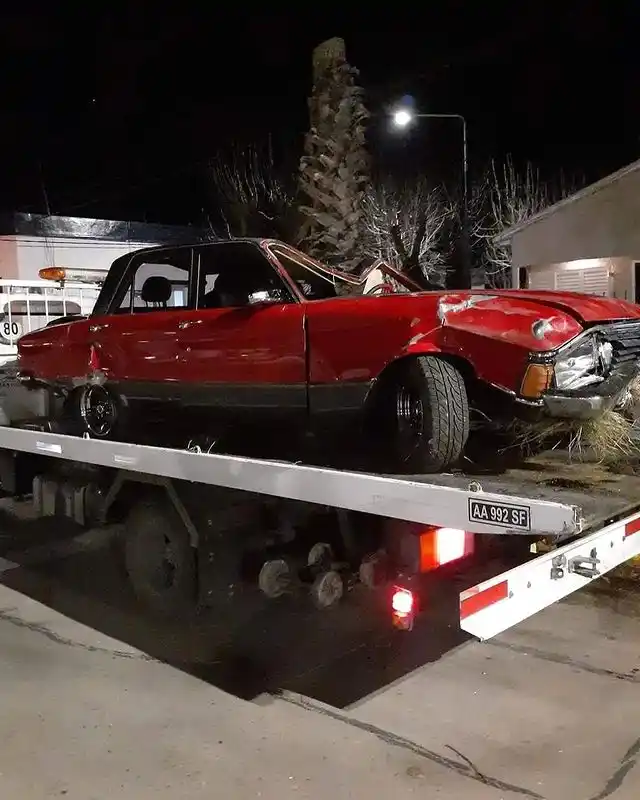 Es de Arrecifes, tiene un Falcon de colección, lo llevó a una exposición de Luján pero se lo chocaron: "Se salvó de milagro"