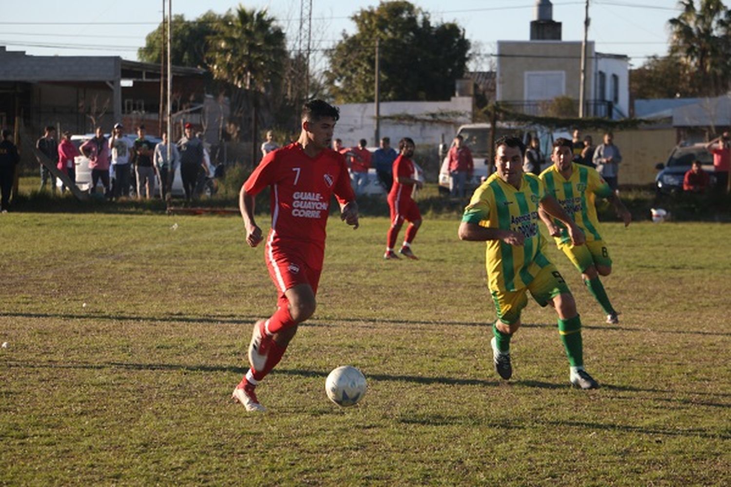 Independiente goleó a Sarmiento, se afianza arriba y sueña con el título