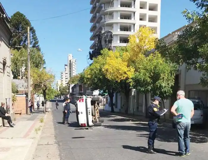 Zona céntrica: chocó  un vehículo estacionado  y luego volcó