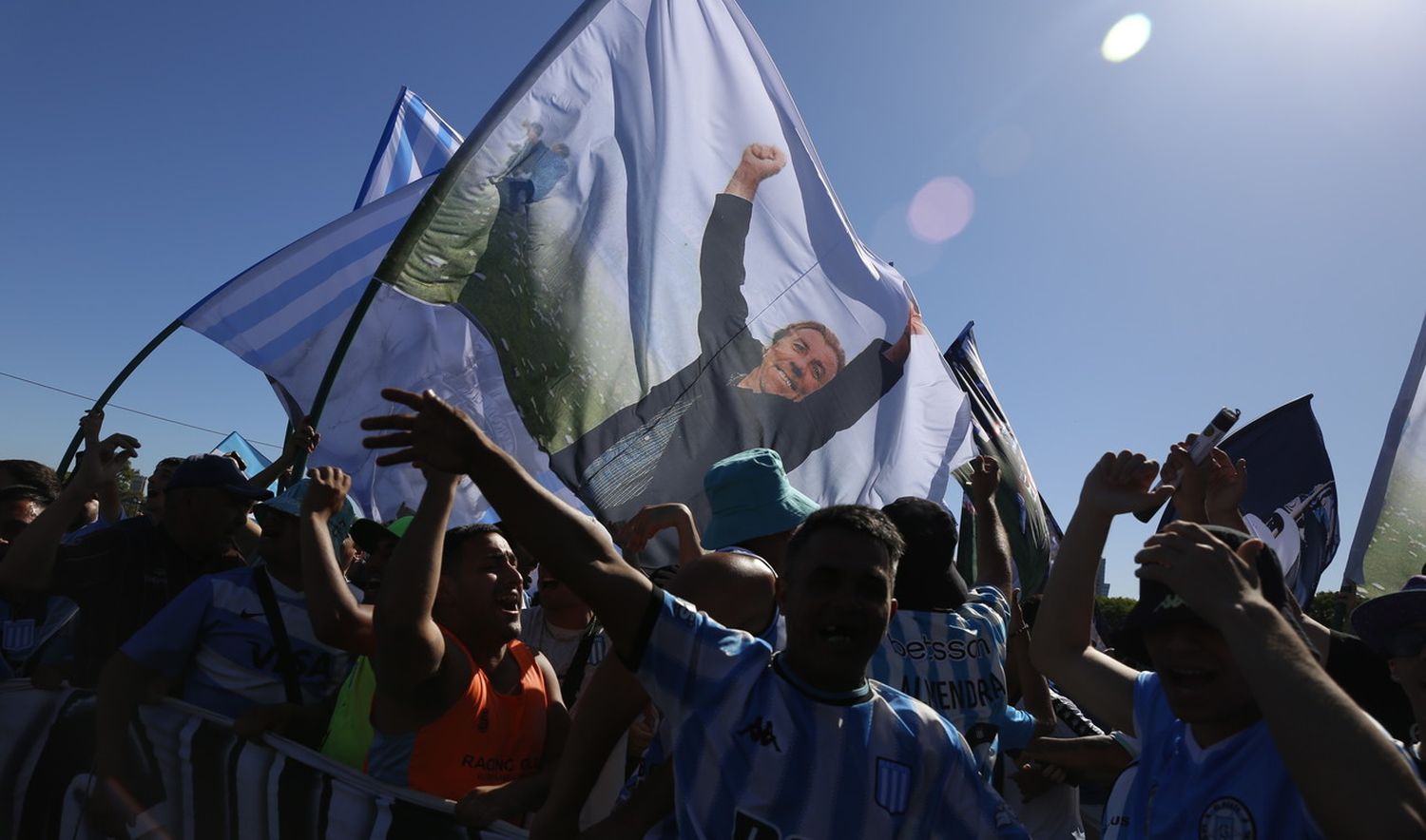 Los hinchas de Racing desplegaron un banderazo antes de la final de la Copa Sudamericana