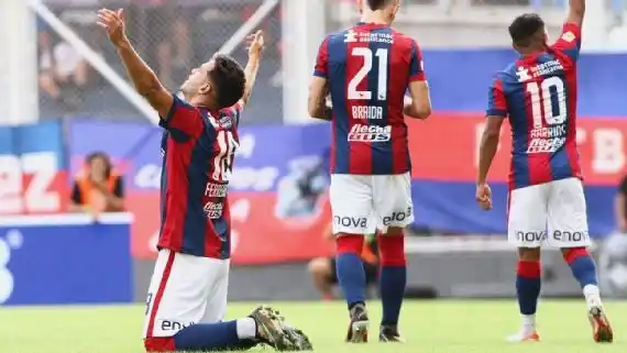 El festejo de Cristian Ferreira tras convertir a los 5' del primer tiempo.