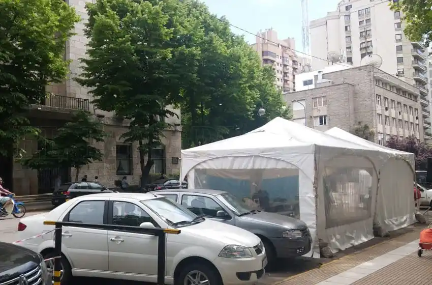 Los municipales levantaron su "carpa" frente al Palacio Comunal