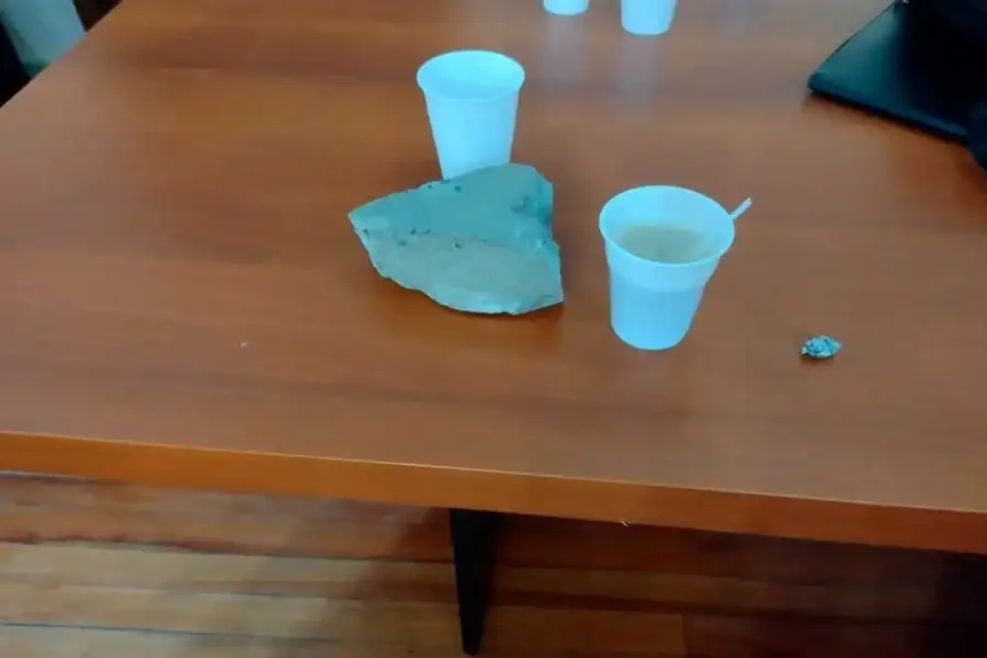 Esa piedra fue arrojada al Hall de la Legislatura y llevada a la sala de periodistas