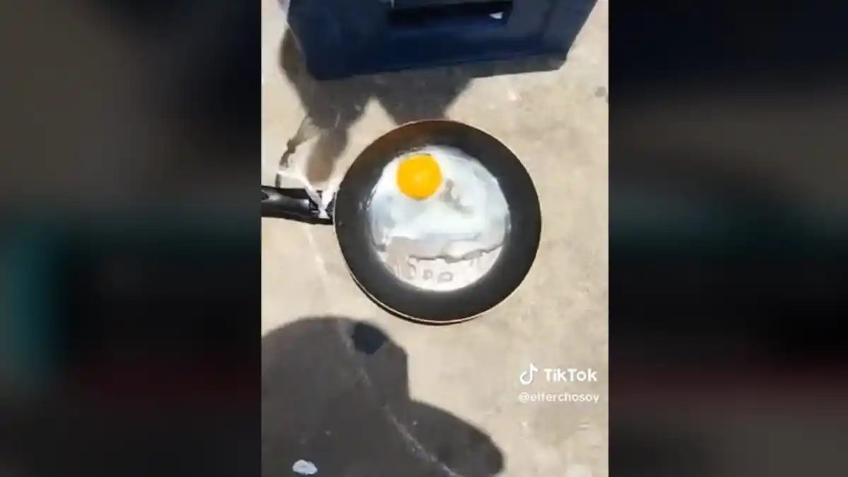 ¡QUÉ MOLLEJA! Zuliano demuestra que calor maracucho da hasta para freír huevos en plena calle (VIDEO)