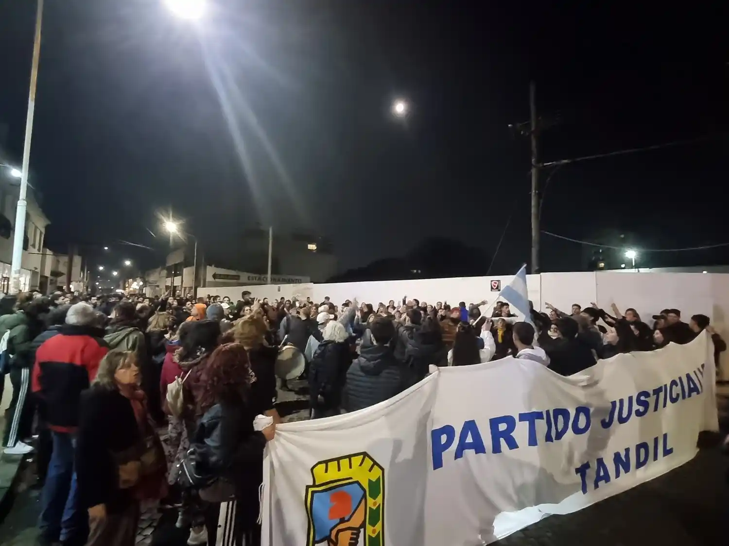 Más de un centenar de personas marcharon en favor de Cristina Fernández de Kirchner.