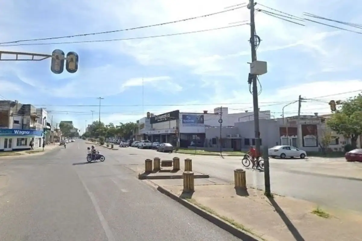 Un joven de 19 años fue hallado tendido en la intersección de avenida Facundo Zuviría e Iturraspe.