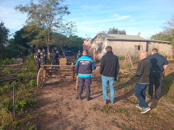 Allanaron en La Tosquera en busca del portón robado en la escuela 16