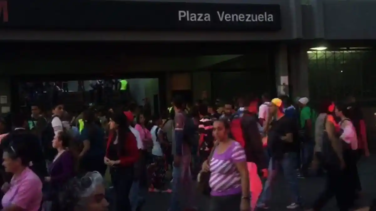 ¡YA ACOSTUMBRADOS! Otra vez se quedó un vagón del Metro de Caracas entre los túneles este #22Nov