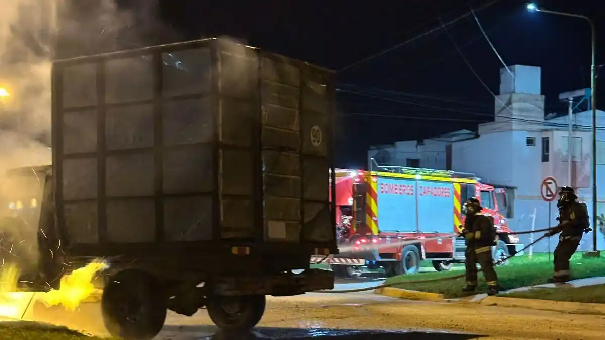 Madrugada movida para los bomberos en Rafaela por una camioneta incendiada