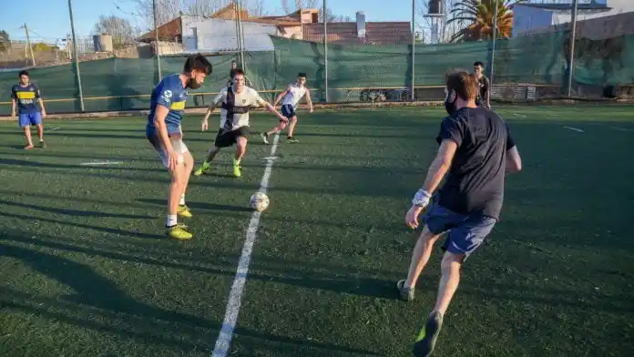 Segunda ola de Covid en la Provincia: "Hay que evitar utilizar los vestuarios en el fútbol", aseguran los expertos