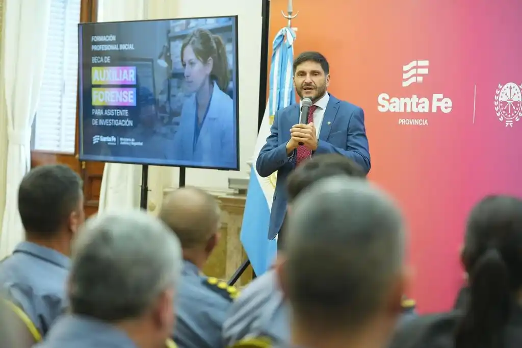 Pullaro habló en el acto de lanzamiento de la beca Auxiliar Forense y destacó la labor policial