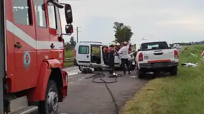 Tremendo choque frontal entre dos camionetas en la Ruta Nº 20: un conductor resultó gravemente herido